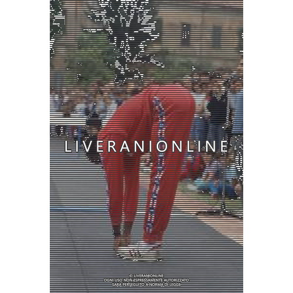 DIAP-RETROSPETTIVA EDWIN MOSES ATLETA NELLA FOTO EDWIN MOSES A VIGEVANO NELL\'ANNO 1984 AG ALDO LIVERANI SAS