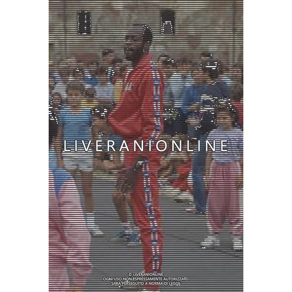 DIAP-RETROSPETTIVA EDWIN MOSES ATLETA NELLA FOTO EDWIN MOSES A VIGEVANO NELL\'ANNO 1984 AG ALDO LIVERANI SAS