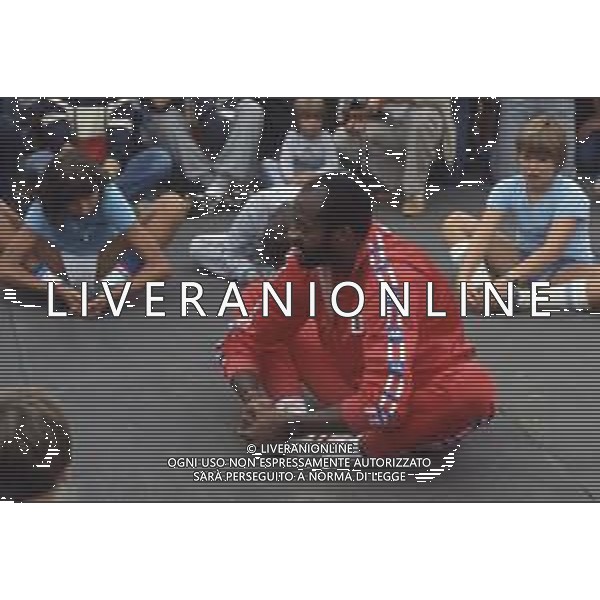 DIAP-RETROSPETTIVA EDWIN MOSES ATLETA NELLA FOTO EDWIN MOSES A VIGEVANO NELL\'ANNO 1984 AG ALDO LIVERANI SAS