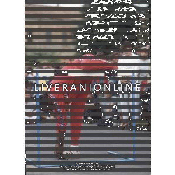 DIAP-RETROSPETTIVA EDWIN MOSES ATLETA NELLA FOTO EDWIN MOSES A VIGEVANO NELL\'ANNO 1984 AG ALDO LIVERANI SAS