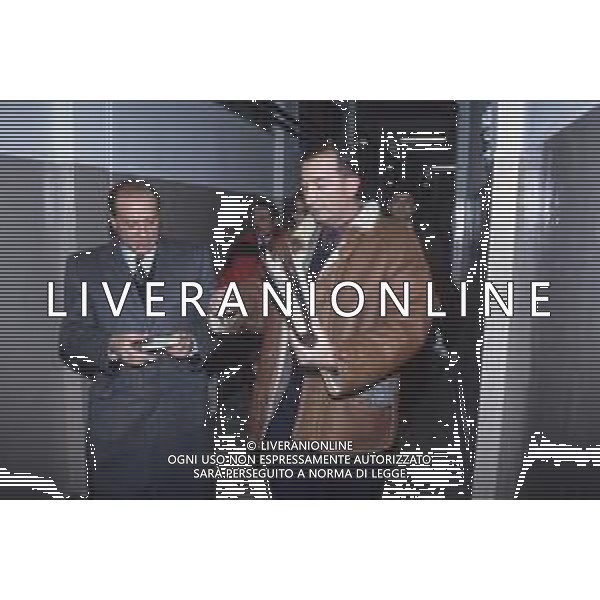 DIAP-RETROSPETTIVA SILVIO BERLUSCONI PRESIDENTE MILAN E PRESIDENTE RUGBY MEDIOLANUM NELLA FOTO SILVIO BERLUSCONI A MILANO NELL\'ANNO 1991-1992 IN VISITA ALLA SQUADRA DI RUGBY CON IL GIORNALISTA DELLA GAZZETTA DELLO SPORT CARLO GOBBI AG ALDO LIVERANI SAS