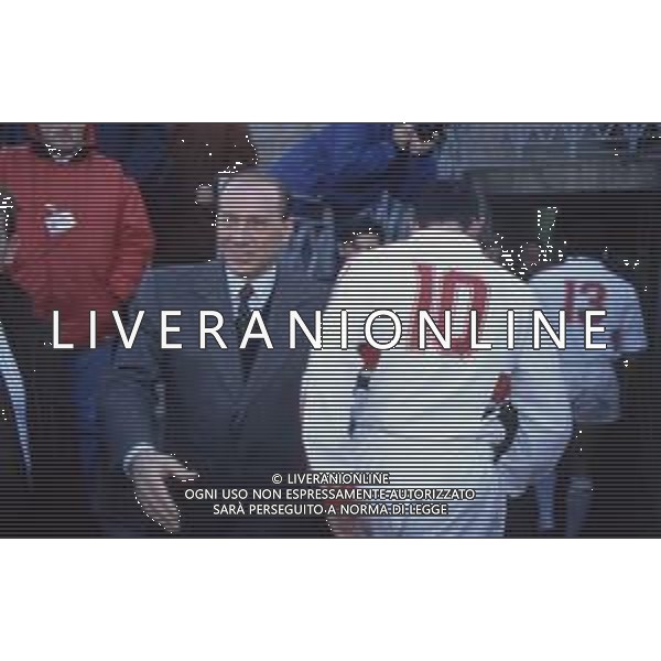 DIAP-RETROSPETTIVA SILVIO BERLUSCONI PRESIDENTE MILAN E PRESIDENTE RUGBY MEDIOLANUM NELLA FOTO SILVIO BERLUSCONI A MILANO NELL\'ANNO 1991-1992 IN VISITA ALLA SQUADRA DI RUGBY AG ALDO LIVERANI SAS