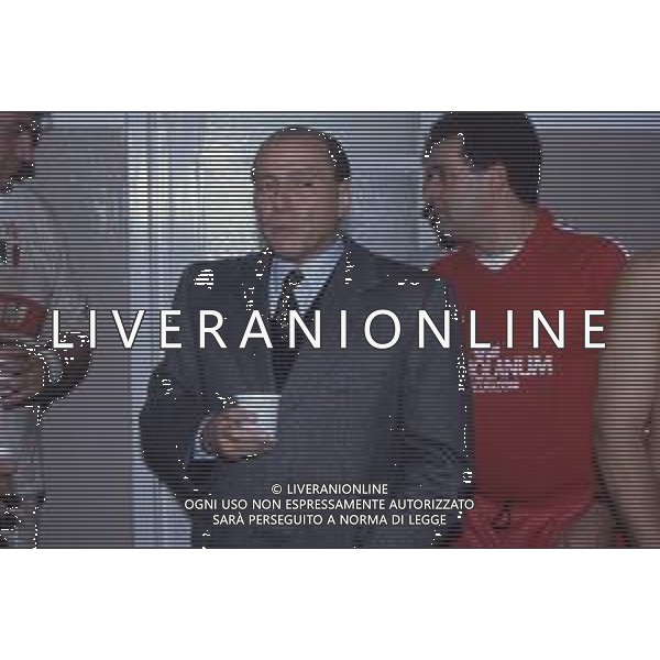 DIAP-RETROSPETTIVA SILVIO BERLUSCONI PRESIDENTE MILAN E PRESIDENTE RUGBY MEDIOLANUM NELLA FOTO SILVIO BERLUSCONI A MILANO NELL\'ANNO 1991-1992 IN VISITA ALLA SQUADRA DI RUGBY AG ALDO LIVERANI SAS