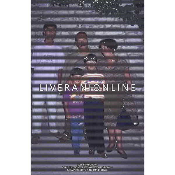 DIAP-RETROSPETTIVA SALVATORE CASCIO ATTORE NELLA FOTO SALVATORE CASCIO A TAORMINA NELL\'ANNO 1991 CON LA FAMIGLIA AG ALDO LIVERANI SAS