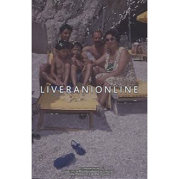 DIAP-RETROSPETTIVA SALVATORE CASCIO ATTORE NELLA FOTO SALVATORE CASCIO A TAORMINA NELL\'ANNO 1991 CON LA FAMIGLIA AG ALDO LIVERANI SAS