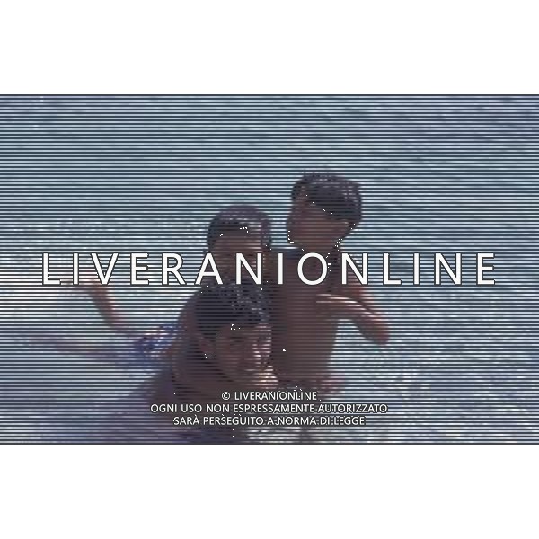 DIAP-RETROSPETTIVA SALVATORE CASCIO ATTORE NELLA FOTO SALVATORE CASCIO A TAORMINA NELL\'ANNO 1991 CON LA FAMIGLIA AG ALDO LIVERANI SAS