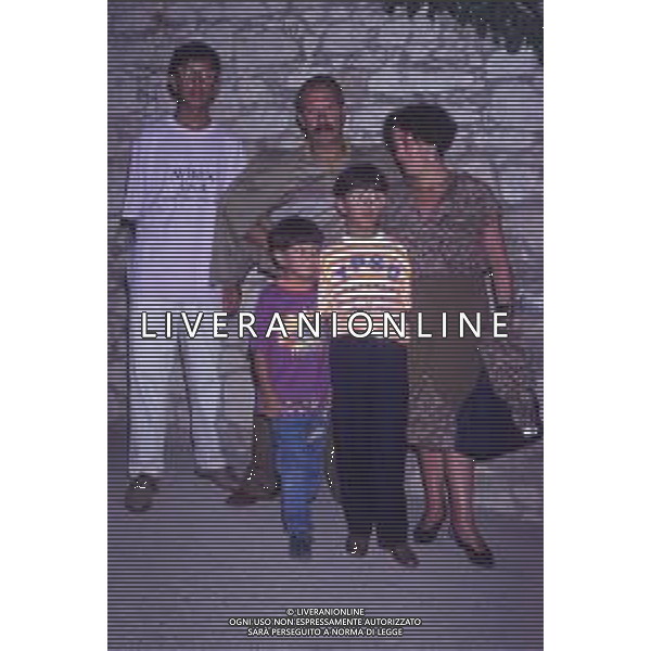 DIAP-RETROSPETTIVA SALVATORE CASCIO ATTORE NELLA FOTO SALVATORE CASCIO A TAORMINA NELL\'ANNO 1991 CON LA FAMIGLIA AG ALDO LIVERANI SAS