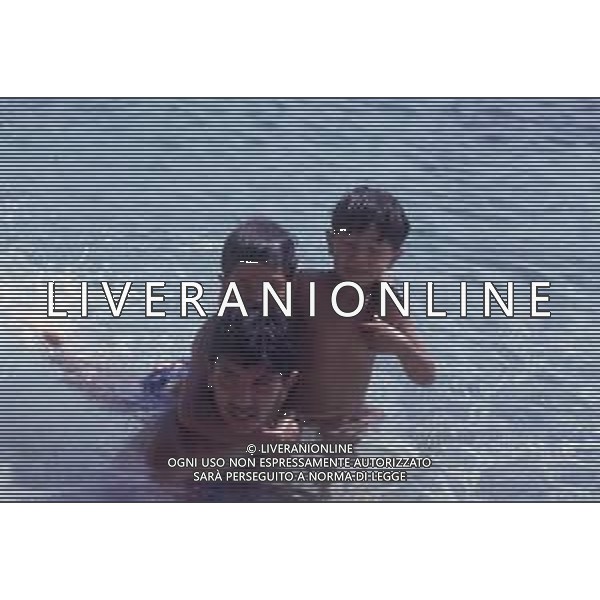 DIAP-RETROSPETTIVA SALVATORE CASCIO ATTORE NELLA FOTO SALVATORE CASCIO A TAORMINA NELL\'ANNO 1991 CON LA FAMIGLIA AG ALDO LIVERANI SAS