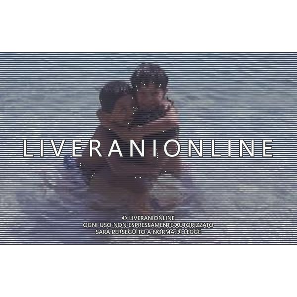 DIAP-RETROSPETTIVA SALVATORE CASCIO ATTORE NELLA FOTO SALVATORE CASCIO A TAORMINA NELL\'ANNO 1991 CON LA FAMIGLIA AG ALDO LIVERANI SAS