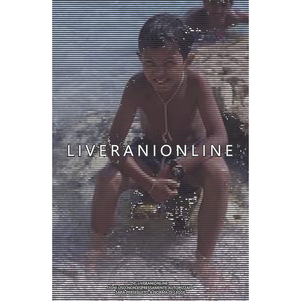 DIAP-RETROSPETTIVA SALVATORE CASCIO ATTORE NELLA FOTO SALVATORE CASCIO A TAORMINA NELL\'ANNO 1991 CON LA FAMIGLIA AG ALDO LIVERANI SAS