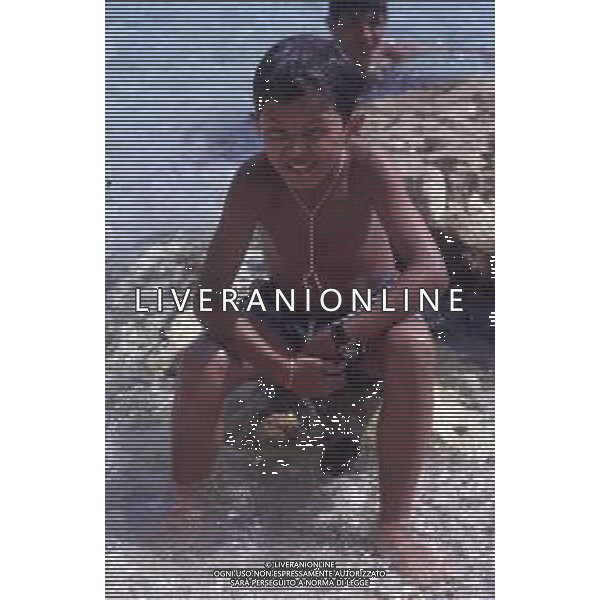 DIAP-RETROSPETTIVA SALVATORE CASCIO ATTORE NELLA FOTO SALVATORE CASCIO A TAORMINA NELL\'ANNO 1991 CON LA FAMIGLIA AG ALDO LIVERANI SAS