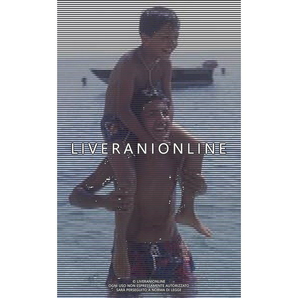 DIAP-RETROSPETTIVA SALVATORE CASCIO ATTORE NELLA FOTO SALVATORE CASCIO A TAORMINA NELL\'ANNO 1991 CON LA FAMIGLIA AG ALDO LIVERANI SAS