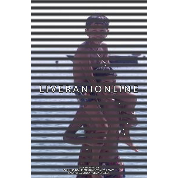 DIAP-RETROSPETTIVA SALVATORE CASCIO ATTORE NELLA FOTO SALVATORE CASCIO A TAORMINA NELL\'ANNO 1991 CON LA FAMIGLIA AG ALDO LIVERANI SAS