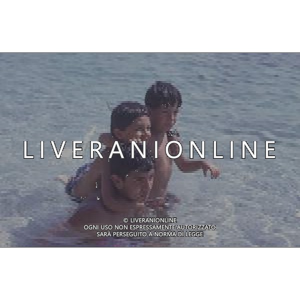 DIAP-RETROSPETTIVA SALVATORE CASCIO ATTORE NELLA FOTO SALVATORE CASCIO A TAORMINA NELL\'ANNO 1991 CON LA FAMIGLIA AG ALDO LIVERANI SAS