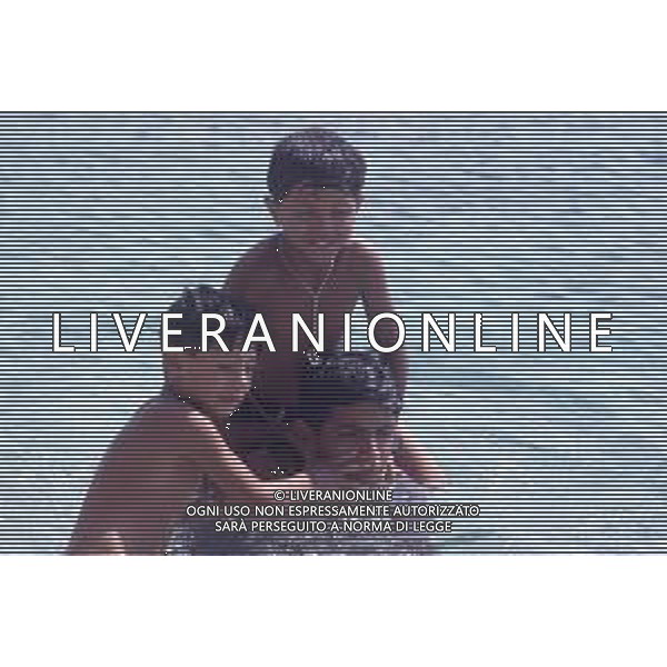 DIAP-RETROSPETTIVA SALVATORE CASCIO ATTORE NELLA FOTO SALVATORE CASCIO A TAORMINA NELL\'ANNO 1991 CON LA FAMIGLIA AG ALDO LIVERANI SAS