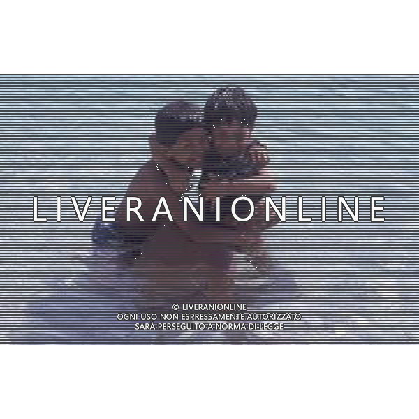 DIAP-RETROSPETTIVA SALVATORE CASCIO ATTORE NELLA FOTO SALVATORE CASCIO A TAORMINA NELL\'ANNO 1991 CON LA FAMIGLIA AG ALDO LIVERANI SAS