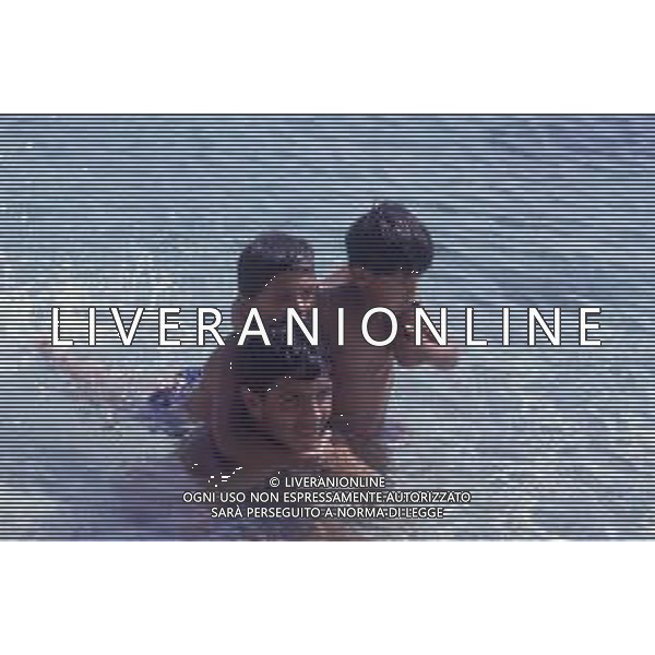 DIAP-RETROSPETTIVA SALVATORE CASCIO ATTORE NELLA FOTO SALVATORE CASCIO A TAORMINA NELL\'ANNO 1991 CON LA FAMIGLIA AG ALDO LIVERANI SAS