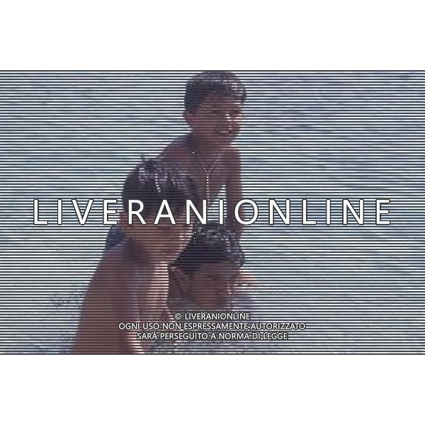 DIAP-RETROSPETTIVA SALVATORE CASCIO ATTORE NELLA FOTO SALVATORE CASCIO A TAORMINA NELL\'ANNO 1991 CON LA FAMIGLIA AG ALDO LIVERANI SAS