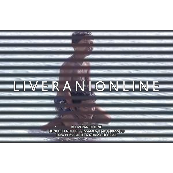 DIAP-RETROSPETTIVA SALVATORE CASCIO ATTORE NELLA FOTO SALVATORE CASCIO A TAORMINA NELL\'ANNO 1991 CON LA FAMIGLIA AG ALDO LIVERANI SAS