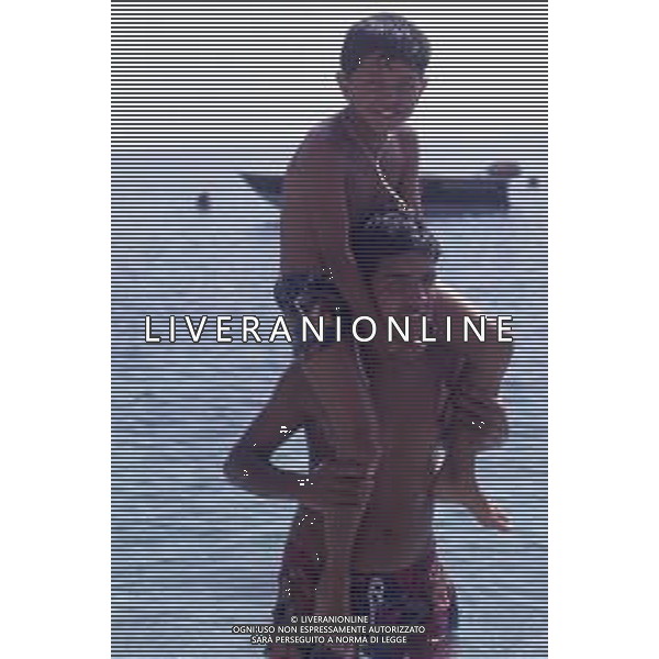 DIAP-RETROSPETTIVA SALVATORE CASCIO ATTORE NELLA FOTO SALVATORE CASCIO A TAORMINA NELL\'ANNO 1991 CON LA FAMIGLIA AG ALDO LIVERANI SAS