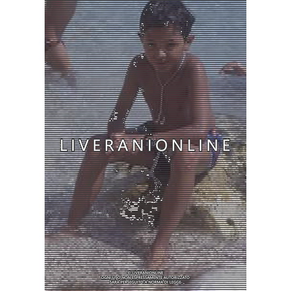 DIAP-RETROSPETTIVA SALVATORE CASCIO ATTORE NELLA FOTO SALVATORE CASCIO A TAORMINA NELL\'ANNO 1991 CON LA FAMIGLIA AG ALDO LIVERANI SAS