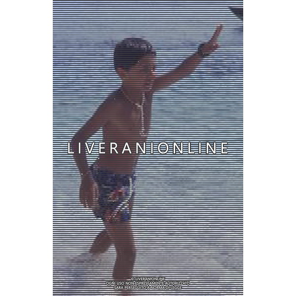 DIAP-RETROSPETTIVA SALVATORE CASCIO ATTORE NELLA FOTO SALVATORE CASCIO A TAORMINA NELL\'ANNO 1991 CON LA FAMIGLIA AG ALDO LIVERANI SAS