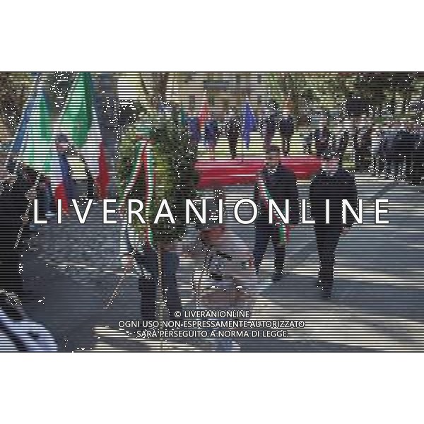 IMOLA 04 11 2025 Cerimonia del 4 Novembre: Imola celebra l’Unita’ Nazionale e le Forze Armate NELLA FOTO Monumento ai Caduti della Prima Guerra Mondiale, nel giardino ‘Stefanino Curti’.SINDACO MARCO PANIERI E COL.FRANCO CAMAGGI DEPOSIZIONE DI UNA CORONA AL MONUMENTO STEFANINO CURTI ©SANNA - AGENZIA ALDO LIVERANI SAS