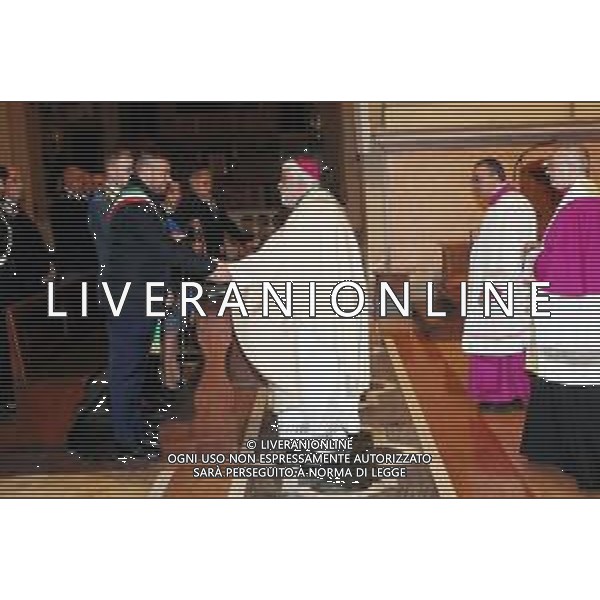 IMOLA 04 11 2025 Cerimonia del 4 Novembre: Imola celebra l’Unita’ Nazionale e le Forze Armate NELLA FOTO la Santa Messa in suffragio dei Caduti, officiata dal Vescovo Mons. Giovanni Mosciatti.VESCOVO GIOVANNI MOSCIATTI SALUTA SINDACO MARCO PANIERI E LE FORZE DELL\'ORDINE ©SANNA - AGENZIA ALDO LIVERANI SAS