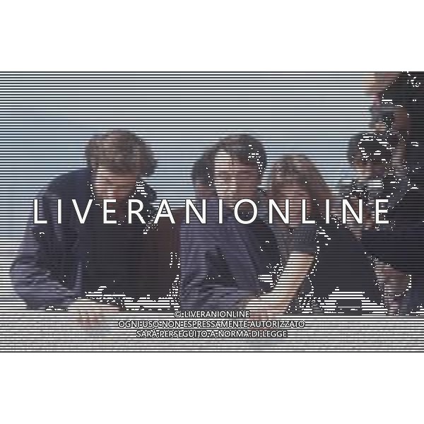 DIAP-RETROSPETTIVA ANN ROUSSELL ATTRICE NELLA FOTO ANN ROUSSELL A CANNES NELL\'ANNO 1991 CON SILVIO ORLANDO-NANNI MORETTI CAST DEL FILM “IL PORTABORSE “ AG ALDO LIVERANI SAS