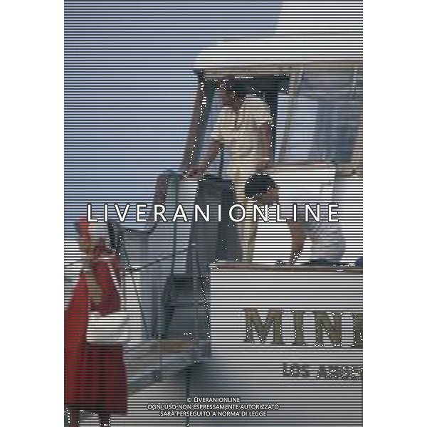 DIAP-RETROSPETTIVA ROGER MOORE ATTORE NELLA FOTO ROGER MOORE NELL\'ANNO 1985 AG ALDO LIVERANI SAS