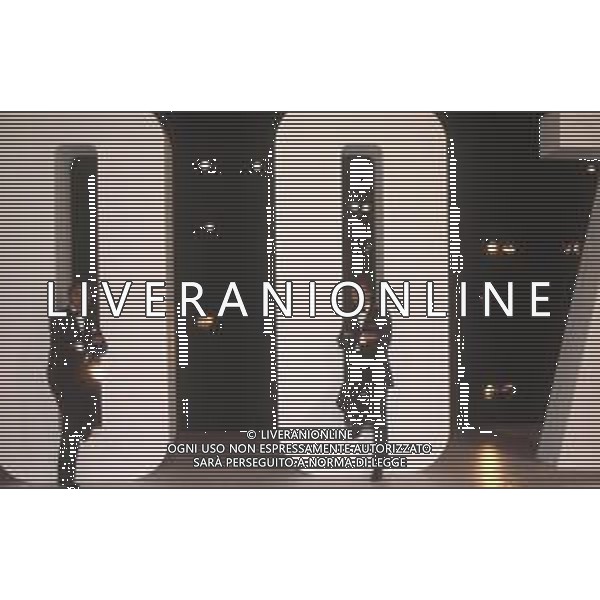 DIAP-RETROSPETTIVA ROGER MOORE ATTORE NELLA FOTO ROGER MOORE CON PIPPO BAUDO A ROMA NELL\'ANNO 1985 AG ALDO LIVERANI SAS