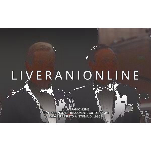 DIAP-RETROSPETTIVA ROGER MOORE ATTORE NELLA FOTO ROGER MOORE CON PIPPO BAUDO A ROMA NELL\'ANNO 1985 AG ALDO LIVERANI SAS