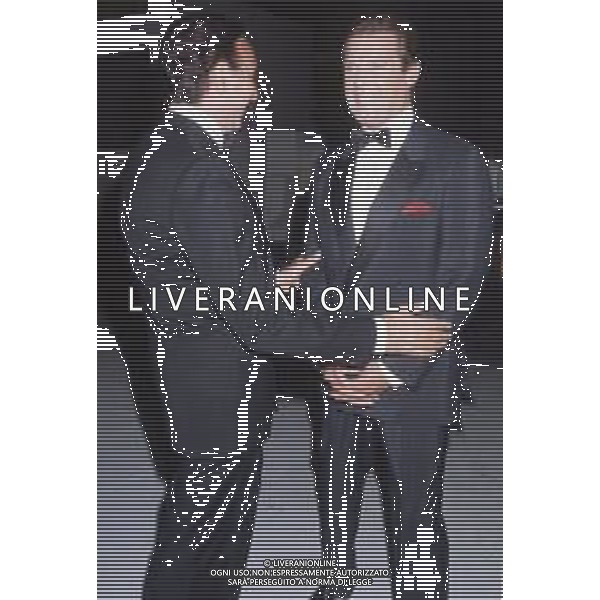 DIAP-RETROSPETTIVA ROGER MOORE ATTORE NELLA FOTO ROGER MOORE CON PIPPO BAUDO A ROMA NELL\'ANNO 1985 AG ALDO LIVERANI SAS