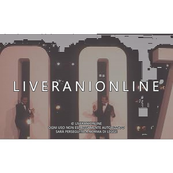 DIAP-RETROSPETTIVA ROGER MOORE ATTORE NELLA FOTO ROGER MOORE CON PIPPO BAUDO A ROMA NELL\'ANNO 1985 AG ALDO LIVERANI SAS