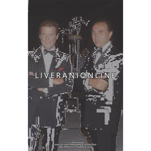 DIAP-RETROSPETTIVA ROGER MOORE ATTORE NELLA FOTO ROGER MOORE CON PIPPO BAUDO A ROMA NELL\'ANNO 1985 AG ALDO LIVERANI SAS