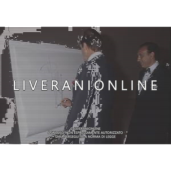 DIAP-RETROSPETTIVA ROGER MOORE ATTORE NELLA FOTO ROGER MOORE CON PIPPO BAUDO A ROMA NELL\'ANNO 1985 AG ALDO LIVERANI SAS