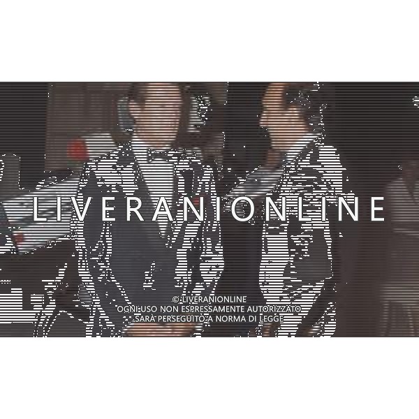 DIAP-RETROSPETTIVA ROGER MOORE ATTORE NELLA FOTO ROGER MOORE CON PIPPO BAUDO A ROMA NELL\'ANNO 1985 AG ALDO LIVERANI SAS