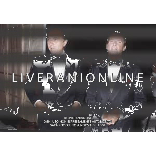 DIAP-RETROSPETTIVA ROGER MOORE ATTORE NELLA FOTO ROGER MOORE CON PIPPO BAUDO A ROMA NELL\'ANNO 1985 AG ALDO LIVERANI SAS