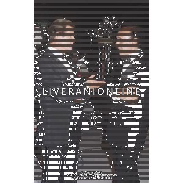 DIAP-RETROSPETTIVA ROGER MOORE ATTORE NELLA FOTO ROGER MOORE CON PIPPO BAUDO A ROMA NELL\'ANNO 1985 AG ALDO LIVERANI SAS