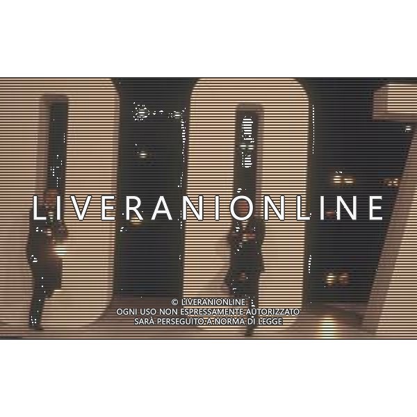 DIAP-RETROSPETTIVA ROGER MOORE ATTORE NELLA FOTO ROGER MOORE CON PIPPO BAUDO A ROMA NELL\'ANNO 1985 AG ALDO LIVERANI SAS