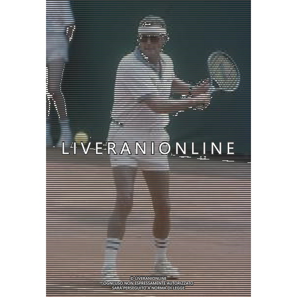 DIAP-RETROSPETTIVA ROGER MOORE ATTORE NELLA FOTO ROGER MOORE A MONTECARLO AL TORNEO DI TENNIS NELL\'ANNO 1988 AG ALDO LIVERANI SAS