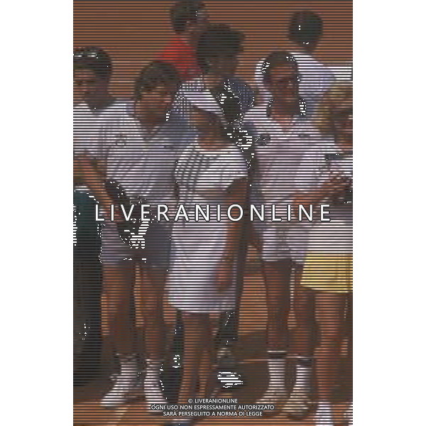 DIAP-RETROSPETTIVA ROGER MOORE ATTORE NELLA FOTO ROGER MOORE A MONTECARLO AL TORNEO DI TENNIS NELL\'ANNO 1988 AG ALDO LIVERANI SAS