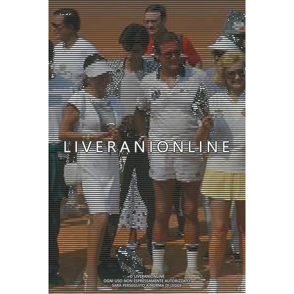 DIAP-RETROSPETTIVA ROGER MOORE ATTORE NELLA FOTO ROGER MOORE A MONTECARLO AL TORNEO DI TENNIS NELL\'ANNO 1988 AG ALDO LIVERANI SAS