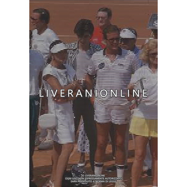 DIAP-RETROSPETTIVA ROGER MOORE ATTORE NELLA FOTO ROGER MOORE A MONTECARLO AL TORNEO DI TENNIS NELL\'ANNO 1988 AG ALDO LIVERANI SAS
