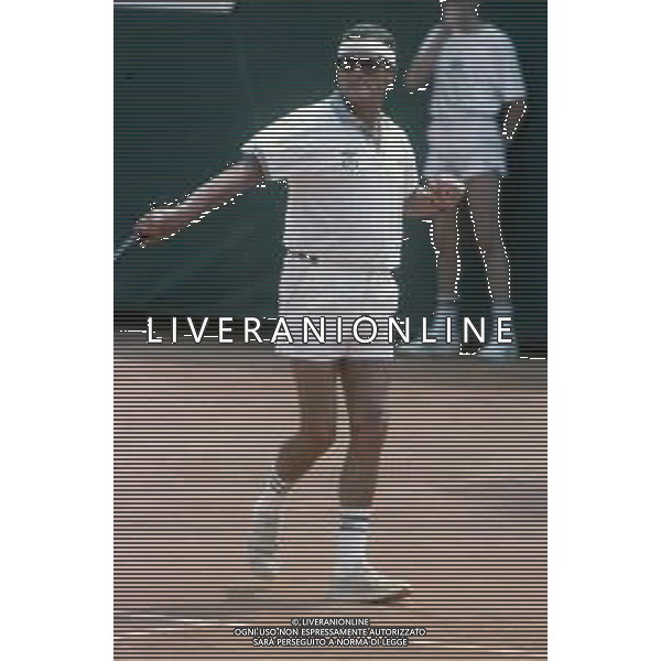 DIAP-RETROSPETTIVA ROGER MOORE ATTORE NELLA FOTO ROGER MOORE A MONTECARLO AL TORNEO DI TENNIS NELL\'ANNO 1988 AG ALDO LIVERANI SAS
