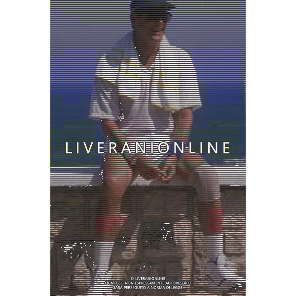 DIAP-RETROSPETTIVA ROGER MOORE ATTORE NELLA FOTO ROGER MOORE A MONTECARLO AL TORNEO DI TENNIS NELL\'ANNO 1988 AG ALDO LIVERANI SAS