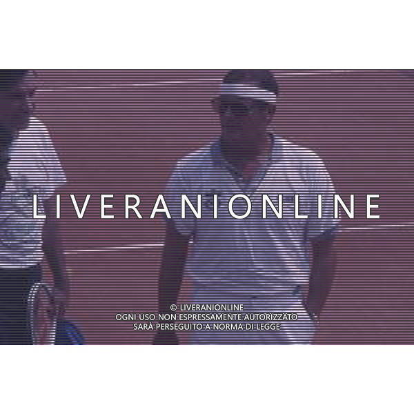 DIAP-RETROSPETTIVA ROGER MOORE ATTORE NELLA FOTO ROGER MOORE A MONTECARLO AL TORNEO DI TENNIS NELL\'ANNO 1988 AG ALDO LIVERANI SAS