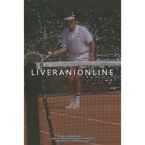 DIAP-RETROSPETTIVA ROGER MOORE ATTORE NELLA FOTO ROGER MOORE A MONTECARLO AL TORNEO DI TENNIS NELL\'ANNO 1988 AG ALDO LIVERANI SAS