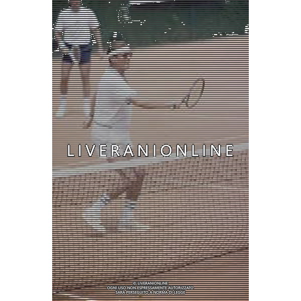 DIAP-RETROSPETTIVA ROGER MOORE ATTORE NELLA FOTO ROGER MOORE A MONTECARLO AL TORNEO DI TENNIS NELL\'ANNO 1988 AG ALDO LIVERANI SAS