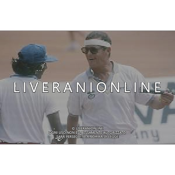 DIAP-RETROSPETTIVA ROGER MOORE ATTORE NELLA FOTO ROGER MOORE A MONTECARLO AL TORNEO DI TENNIS NELL\'ANNO 1988 AG ALDO LIVERANI SAS